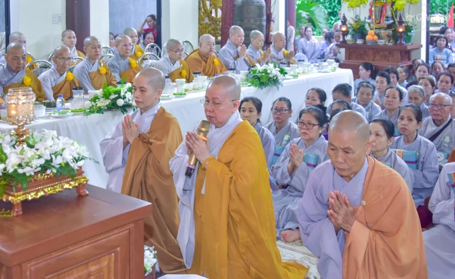 Sư cô Thích nữ Thánh Châu, trụ trì chùa Liên Trì dâng lời tác bạch khánh tuế chư tôn đức Tăng Ni nhân mùa An cư kiết hạ vừa kết thúc