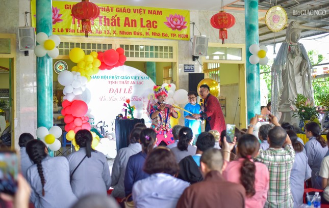 Phật tử tham dự xem các tiết mục văn nghệ trong chương trình Đại lễ Vu lan - Báo hiếu do tịnh thất An Lạc (X.Hiệp Phước, TP.HCM) tổ chức