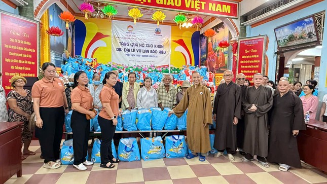 Chiều ngày 5-9 (nhằm 14-7-Ất Tỵ), Thượng tọa Thích Minh Quang, quyền trụ trì tổ đình Vạn Thọ (P.Tân Định, TP.HCM), cùng chư Tăng và Phật tử đã tổ chức trao tặng hơn 450 phần quà (112 triệu đồng) đến các hộ gia đình có hoàn cảnh khó khăn. Mỗi phần quà trị giá hơn 250.000 đồng, gồm gạo, mì gói và nhiều nhu yếu phẩm - Ảnh: Vũ Giang