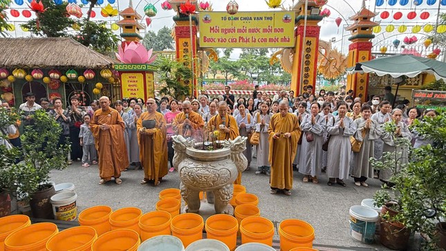 Dịp này, chư Tăng và Phật tử cũng tổ chức phóng sinh để cầu nguyện cho thân nhân bình an trong mùa Vu lan - Báo hiếu - Ảnh: Vũ Giang