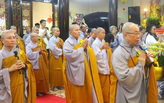 Ni trưởng Thích nữ Như Dung, quản tự chùa Huệ Lâm cùng chư Ni, Phật tử đã trang nghiêm tổ chức Đại lễ Vu lan - Báo hiếu vào ngày 6-9 - Ảnh: Hoàng Phương