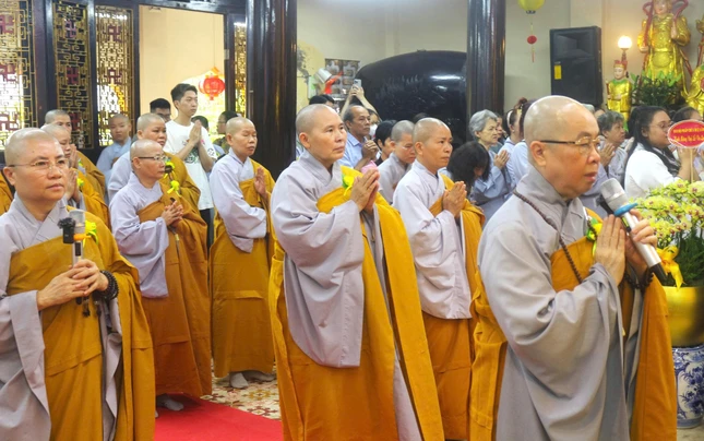 Ni trưởng Thích nữ Như Dung, quản tự chùa Huệ Lâm cùng chư Ni, Phật tử đã trang nghiêm tổ chức Đại lễ Vu lan - Báo hiếu vào ngày 6-9 - Ảnh: Hoàng Phương