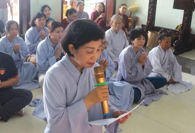 Phật tử tác bạch dâng pháp y cúng dường - Ảnh: Hoàng Phương