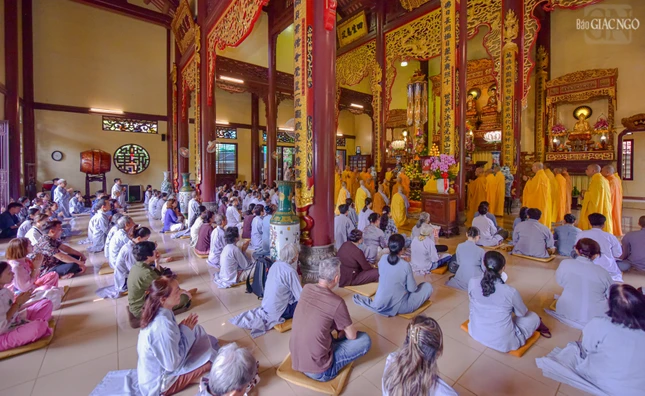 Đông đảo Phật tử về tham dự lễ tưởng niệm bậc ân sư khả kính của mình