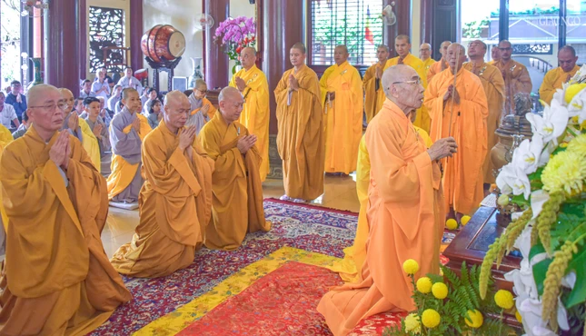 Trưởng lão Hòa thượng Thích Quang Nhuận cử hành lễ cúng ngọ theo nghi lễ Phật giáo miền kinh đô Phú Xuân