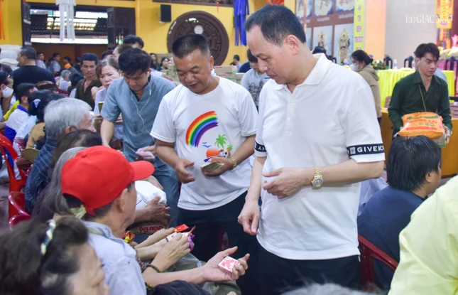 Các mạnh thường quân trao quà đến người dân Các mạnh thường quân trao quà đến người dân