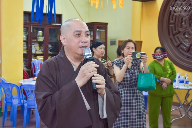 Thượng tọa Thích Từ Tánh gửi lời chúc sức khỏe đến người dân nhận quà Thượng tọa Thích Từ Tánh gửi lời chúc sức khỏe đến người dân nhận quà