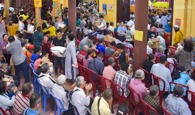 Trao quà đến người dân khiếm thị tại tổ đình Giác Lâm Trao quà đến người dân khiếm thị tại tổ đình Giác Lâm