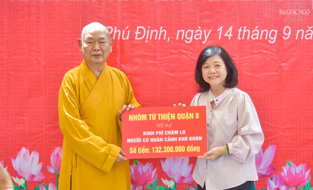 Đại diện nhóm Từ thiện Q.8 trao bảng hỗ trợ kinh phí chăm lo người có hoàn cảnh khó khăn đến Hòa thượng Thích Huệ Công