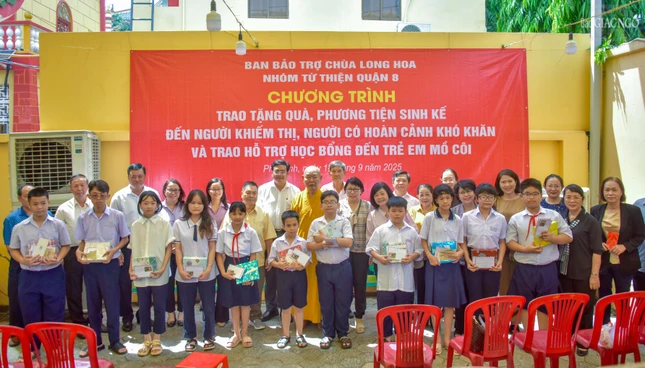 Trao học bổng đến các em học sinh Trao học bổng đến các em học sinh