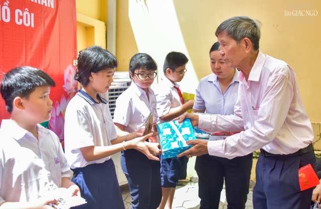 Những phần học bổng ý nghĩa trao đến các em học sinh nghèo, cha mẹ mất trong dịch Covid-19