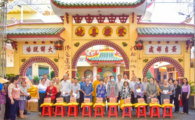 Trao quà đến người dân khó khăn trên địa bàn P.Phú Định Trao quà đến người dân khó khăn trên địa bàn P.Phú Định