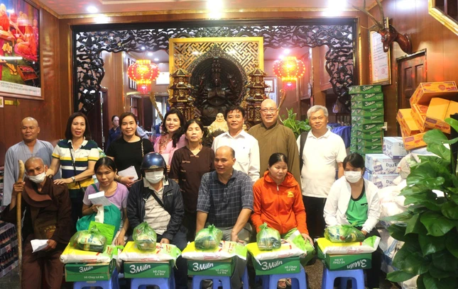 Thượng tọa Thích Trí Trường cùng câc mạnh thường quân trao quà đến bà con tại chùa Lộc Dã