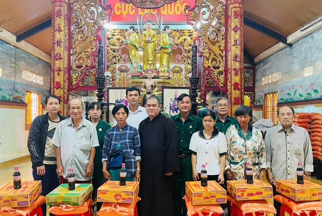 Chùa Pháp Minh trao quà đến người dân