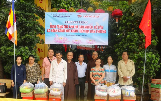 Thượng tọa Thích Phước Thành trao quà đến người dân