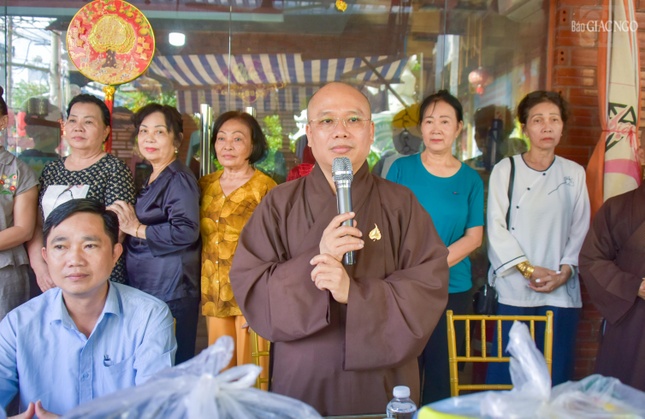Đại đức Thích Trí Đức gửi lời thăm hỏi đến người dân
