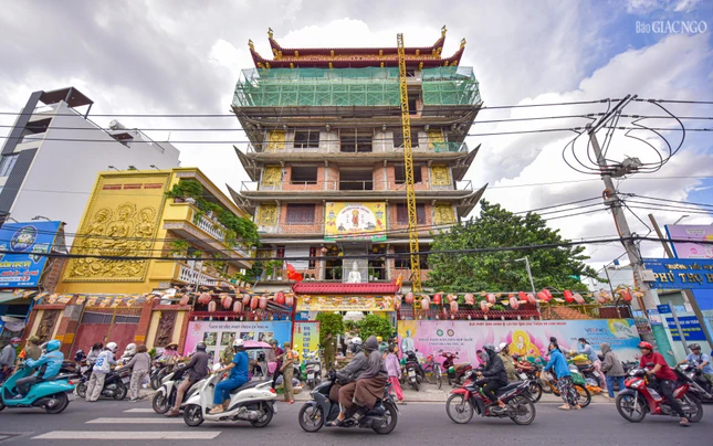 Chùa Giác Hoằng thường xuyên tổ chức trao quà, phát cơm từ thiện, giúp đỡ người dân khó khăn trên địa bàn đều đặn vào mỗi nửa tháng