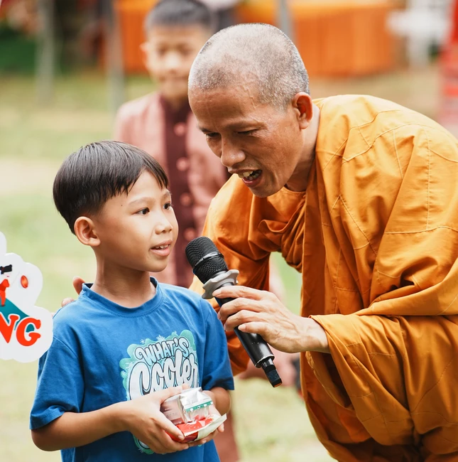Một vị Sư đang chia sẻ với các em nhỏ về ý nghĩa của tình thương