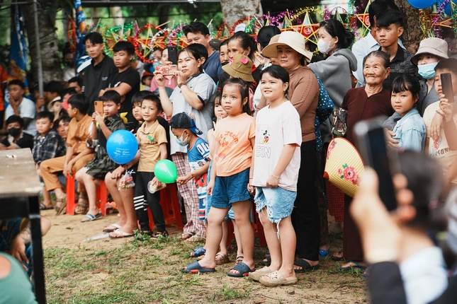 Sự háo hức thể hiện trên khuôn mặt của các em nhỏ