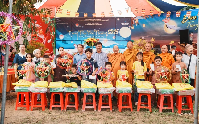 Tịnh xá Ngọc Thạnh kết hợp cùng Quỹ Khuyến học Thiện Nguyện Chánh Đạo thuộc tịnh xá Ngọc Chánh trao học bổng khuyến học đến các em thiếu nhi