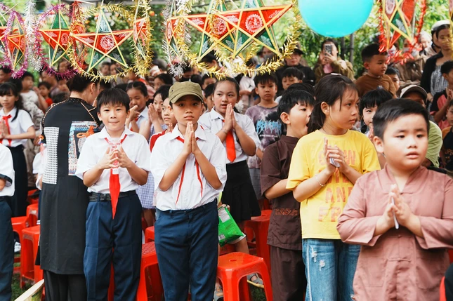 Các em trang nghiêm thực hiện nghi thức cầu nguyện bình an cho gia đình và người thân