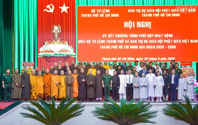 Đại biểu các tôn giáo chụp hình lưu niệm