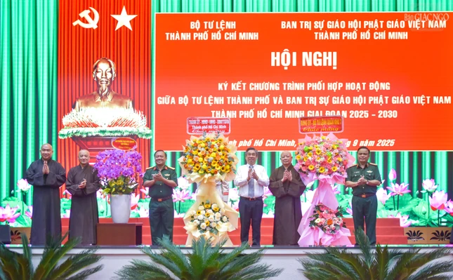 Thành ủy, HĐND, UBND TP.HCM và Đảng ủy - Bộ Tư lệnh Quân khu 7 tặng hoa chúc mừng