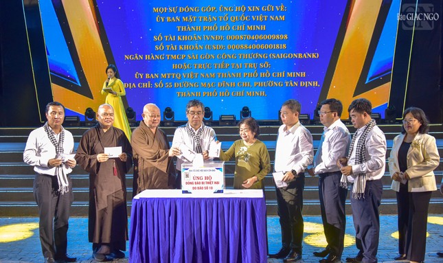 Các đại biểu tham dự ủng hộ đồng bào bị thiệt hại do bão số 10 gây ra