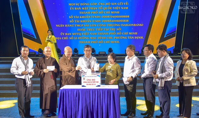 Các đại biểu tham dự ủng hộ đồng bào bị thiệt hại do bão số 10 gây ra