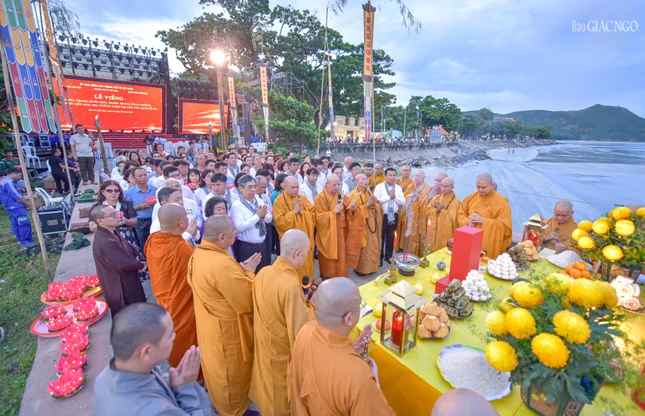 Buổi lễ với sự tham dự của lãnh đạo TP.HCM, Ban Trị sự GHPGVN TP.HCM