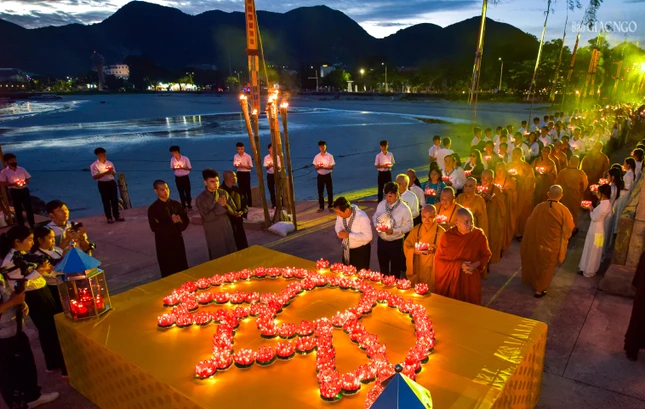 Dâng hoa đăng tưởng niệm