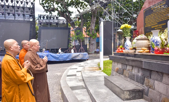 Sáng 4-10, Hòa thượng Thích Lệ Trang, Phó Chủ tịch Hội đồng Trị sự, Trưởng ban Trị sự GHPGVN TP.HCM cùng chư tôn đức trong Ban Thường trực Ban Trị sự GHPGVN TP.HCM cũng đến dâng hương tưởng niệm tại Di tích lịch sử Cầu Tàu 914