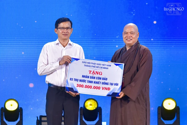 Thượng tọa Thích Thanh Phong, Phó Chủ tịch Hội đồng Trị sự, Phó Trưởng ban Thường trực Ban Trị sự GHPGVN TP.HCM thay mặt GHPGVN TP.HCM trao tặng 300 triệu đồng để lắp đặt 3 trụ nước uống tinh khiết tặng nhân dân đặc khu Côn Đảo