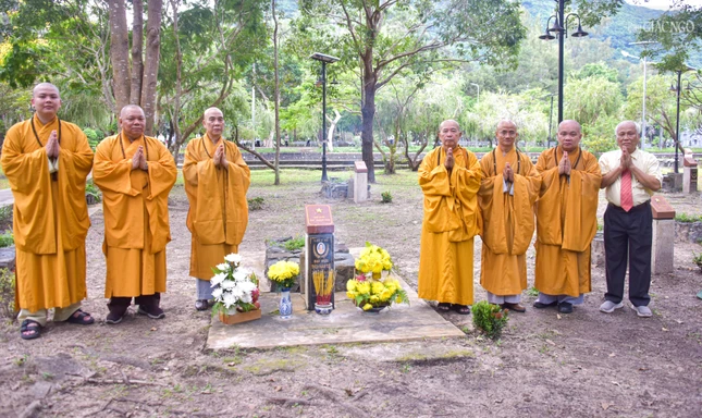Chư tôn đức Ban Trị sự GHPGVN TP.HCM cùng thân nhân của Đại đức Thích Hành Tuệ trước mộ phần của người
