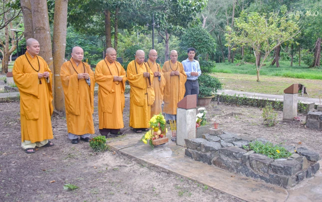 Hòa thượng Thích Thiện Duyên cùng chư tôn đức thắp hương tưởng niệm tại mộ phần Đại đức Thích Hành Tuệ - vị tu sĩ Phật giáo bị giam cầm, hy sinh tại Côn Đảo năm 1973