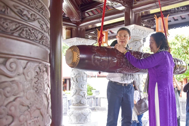 Bà Trương Mỹ Hoa và ông Dương Anh Đức thực hiện nghi thức thỉnh chuông cầu nguyện tại Đền thờ Côn Đảo
