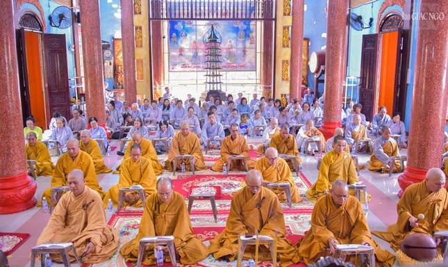 Chư Tăng, Phật tử thực hiện khóa lễ cầu nguyện tại chánh điện tổ đình Vạn Thọ trong ngày lễ tưởng niệm cố Hòa thượng Thích Thiện Tường Chư Tăng, Phật tử thực hiện khóa lễ cầu nguyện tại chánh điện tổ đình Vạn Thọ trong ngày lễ tưởng niệm cố Hòa thượng Thích Thiện Tường