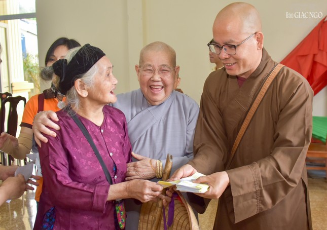 Đại đức Thích Minh Đạo và Ni trưởng Thích nữ Từ Nhẫn chia sẻ niềm vui cùng cụ bà lớn tuổi