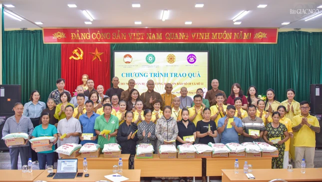 Đoàn trao tặng 1.000 phần quà đến người dân tỉnh Cao Bằng vào ngày 20-10