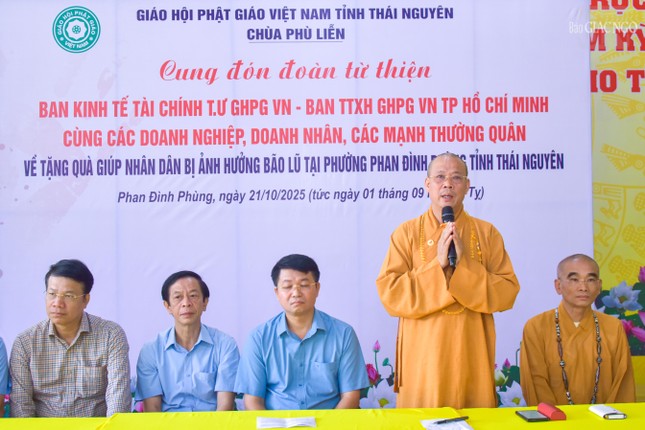 Thượng tọa Thích Nguyên Thành chia sẻ thông tin tình hình bão lũ trên địa bàn đến các thành viên phái đoàn Trung ương GHPGVN