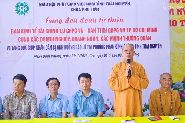 Thượng tọa Thích Nguyên Thành chia sẻ thông tin tình hình bão lũ trên địa bàn đến các thành viên phái đoàn Trung ương GHPGVN