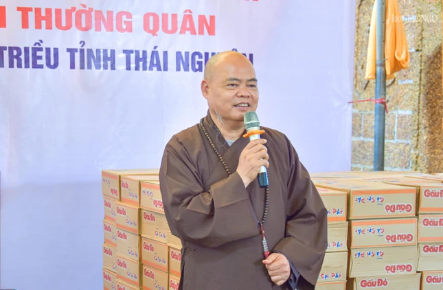 Thượng tọa Thích Thanh Phong thăm hỏi người dân tỉnh Thái Nguyên