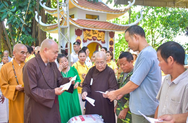 Chia sẻ các phần quà đến người dân tại chùa Linh Sơn