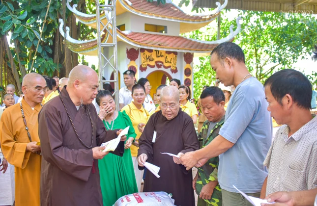 Chia sẻ các phần quà đến người dân tại chùa Linh Sơn