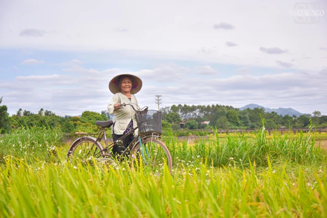 Niềm vui của một cụ bà sau khi nhận quà về