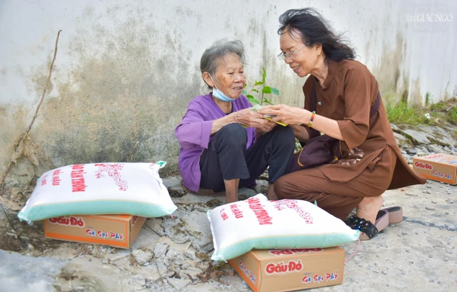 Niềm hoan hỷ của cả người cho lẫn người nhận