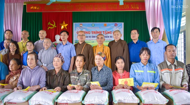 Thượng tọa Thích Tuệ Hải, Phó Trưởng ban Kinh tế - Tài chính T.Ư, Phó ban Từ thiện xã hội T.Ư kiêm Trưởng Phân ban cứu trợ nhân đạo, trụ trì chùa Long Hương (Đồng Nai) cùng các thành viên trong đoàn tặng quà đến người dân tại tỉnh Bắc Ninh