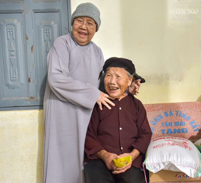 Nụ cười của hạnh phúc. Trong hình là Ni trưởng Thích nữ Từ Nhẫn, Phó trưởng Phân ban Ni giới T.Ư, Trưởng phân ban Ni giới GHPGVN TP.HCM cùng với 1 cụ già tại thôn Tân Mải
