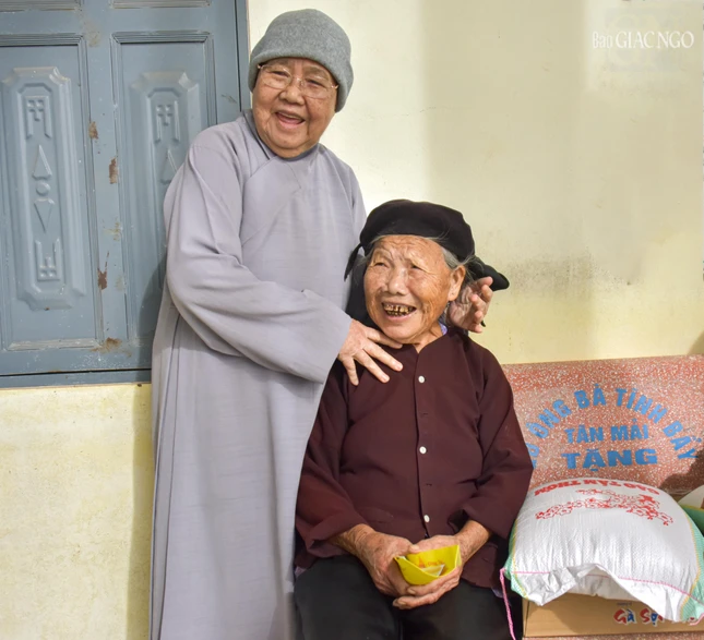 Nụ cười của hạnh phúc. Trong hình là Ni trưởng Thích nữ Từ Nhẫn, Phó trưởng Phân ban Ni giới T.Ư, Trưởng phân ban Ni giới GHPGVN TP.HCM cùng với 1 cụ già tại thôn Tân Mải
