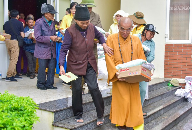 Thượng tọa Thích Tuệ Hải hỗ trợ người dân nhận quà